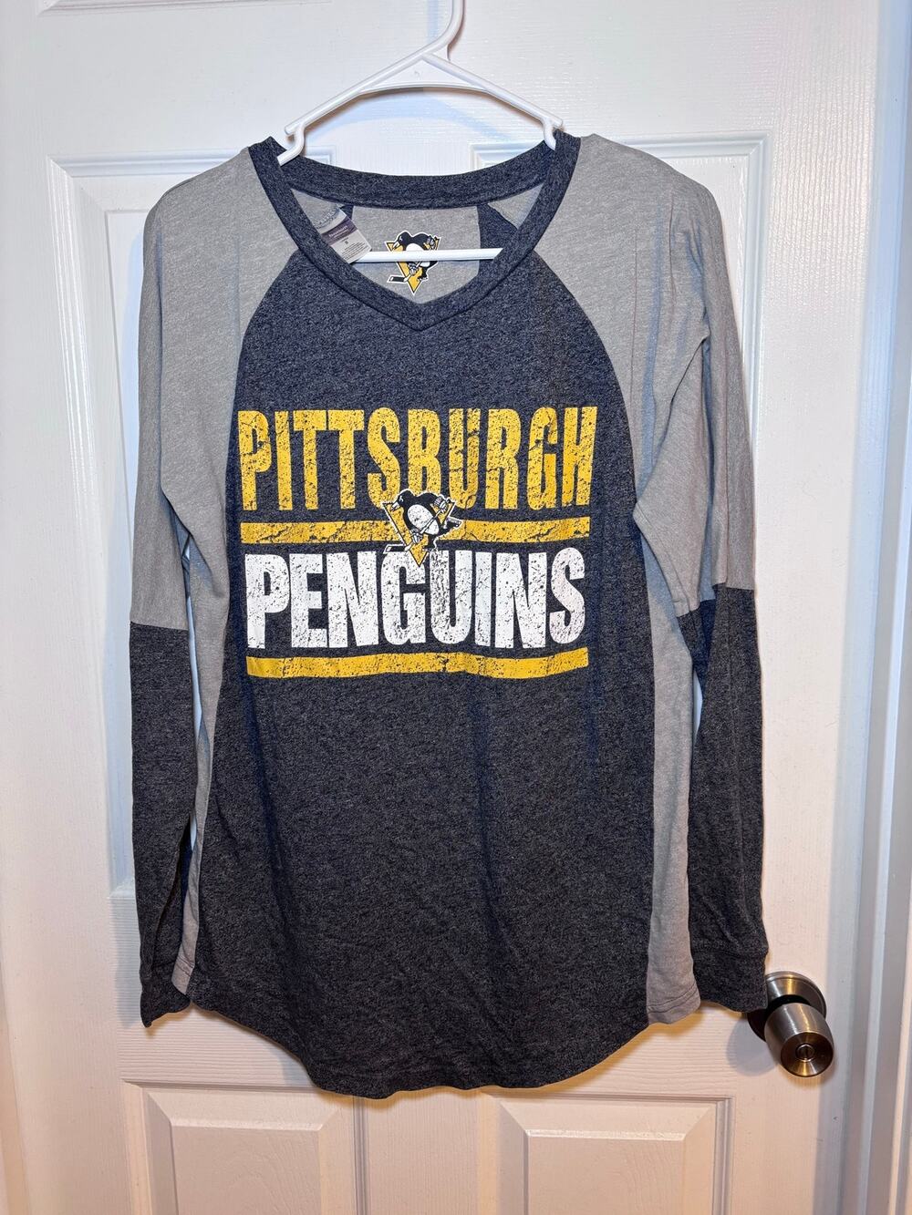 Pittsburgh Penguins Women’s Long Sleeve Raglan Shirt Small Gray NHL Hockey
